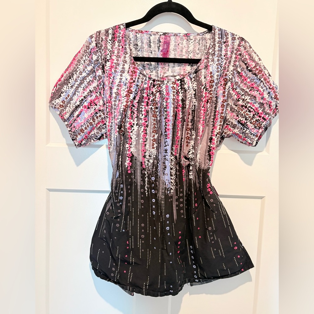 Scrubs Works Women's Black/Pink/White Scrubs Top Abstract Print